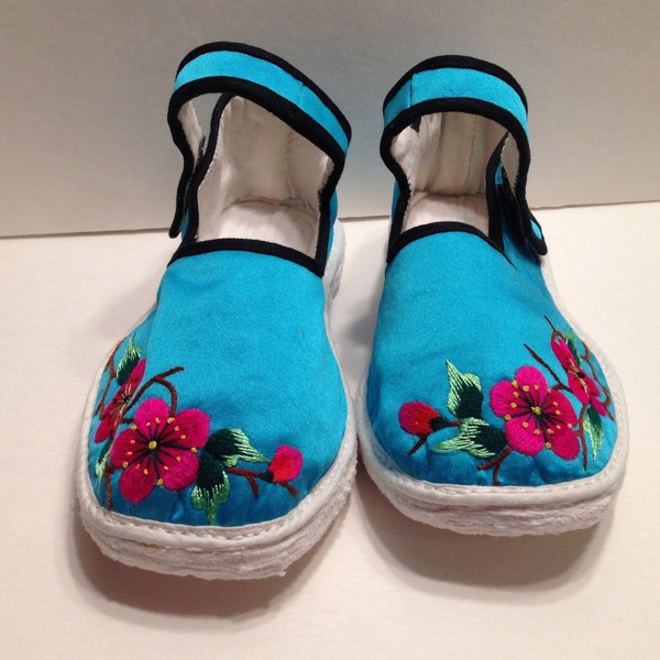 Handmade traditional Chinese girl shoes/Light Blue, Item#035