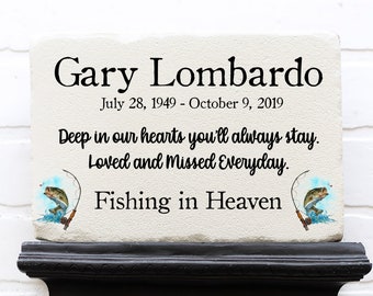 Peut inclure: Pierre tombale rectangulaire avec le nom "Gary Lombardo" et les dates "28 juillet 1949 - 9 octobre 2019" en texte noir. L'inscription se lit "Deep in our hearts you'll always stay. Loved and Missed Everyday. Fishing in Heaven."
