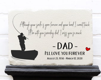 Peut inclure: Plaque rectangulaire en pierre avec une silhouette de pêcheur et du texte. Le texte dit "Bien que votre sourire soit parti pour toujours... Je t'aimerai toujours." Comprend un cœur rouge et des dates. La plaque est affichée sur une surface noire.