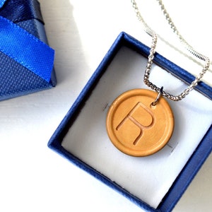 Collar colgante de disco inicial, colgante de letra del alfabeto, collar inicial personalizado, collar tallado en madera, regalo de 5 años de aniversario