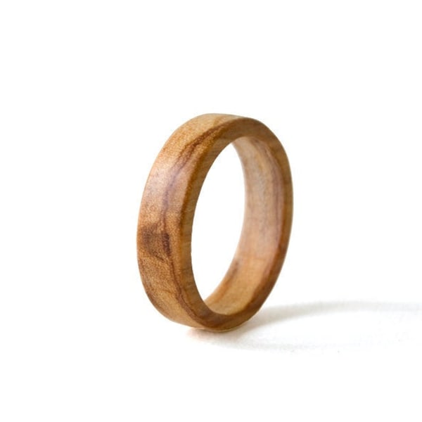 Olijfhouten ring, rustieke verlovingsring, houten trouwring, belofte ring voor hem, gegraveerde herenring, eerste ringen, paar ringen, dunne ring