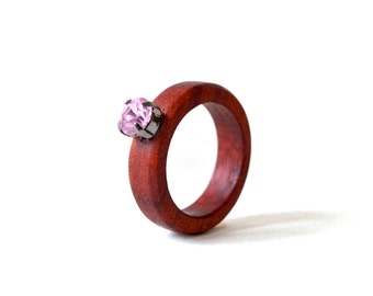 Anillo de sándalo rojo con gema Swarovski, anillo Promise para ella, anillo de madera, sándalo, anillo swarovski