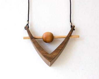 Collier en bois de noyer, pendentif en bois, collier triangle, collier géométrique