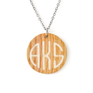 Colar de disco com monograma com 3 iniciais, colar esculpido em madeira, monograma personalizado de 3 letras, colar com monograma personalizado, aniversário de 5 anos