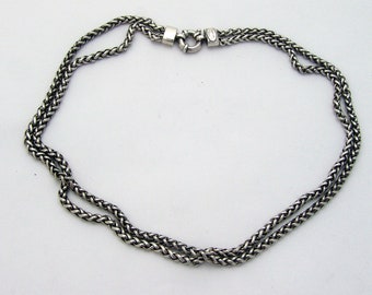 Puede incluir: Un collar de cadena de plata con un diseño de doble cadena. El collar tiene un cierre de langosta.