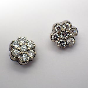 Aretes con forma de racimo de diamantes en oro blanco de 14 k