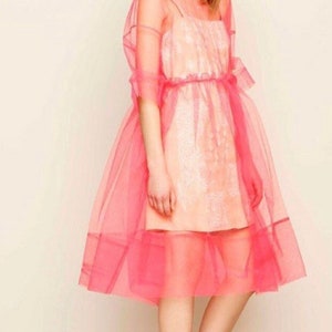 Valentines-Kleid aus transparentem Mesh-Tüll.