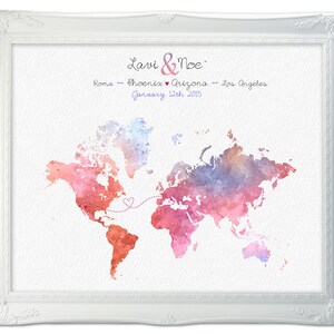 Puede incluir: Un mapa del mundo acuarela con un corazón rosa que conecta Roma, Italia con Los Ángeles, California. El texto "Lavi & Moe" está escrito en la parte superior del mapa, con la fecha "January 12th, 2015" debajo.