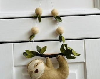 Felt sloth wall hanging, nursery hanging, light brown sloth, sloth wall decor, sloth hanging decoration, jungle decoration, jungle nursery