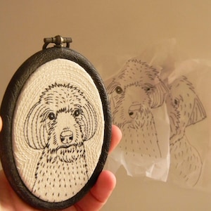 Geborduurd hondenportret, aangepast handgestikt huisdierportret, gepersonaliseerd hondenportret, hondenliefhebber cadeau, geborduurd portret door polykatoikia afbeelding 3