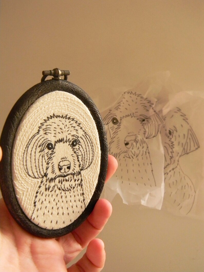 Geborduurd hondenportret, aangepast handgestikt huisdierportret, gepersonaliseerd hondenportret, hondenliefhebber cadeau, geborduurd portret door polykatoikia afbeelding 3