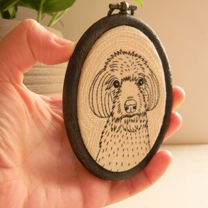 Geborduurd hondenportret, aangepast handgestikt huisdierportret, gepersonaliseerd hondenportret, hondenliefhebber cadeau, geborduurd portret door polykatoikia afbeelding 2