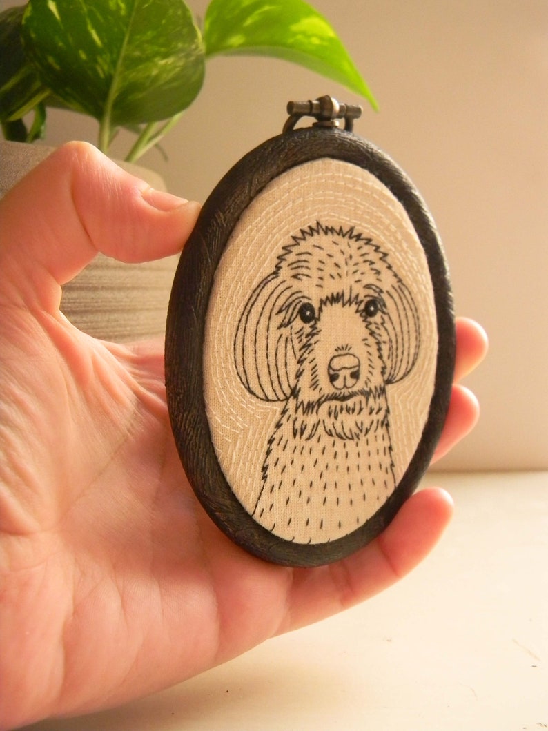 Geborduurd hondenportret, aangepast handgestikt huisdierportret, gepersonaliseerd hondenportret, hondenliefhebber cadeau, geborduurd portret door polykatoikia afbeelding 2