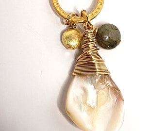 Labradorite Shell Gold Beachy Pendant Necklace
