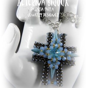 Könnte beinhalten: Eine silberne Kettenkette mit einem blauen und schwarzen Perlenstern-Anhänger. Der Anhänger besteht aus kleinen Perlen und hat einen Kristall in der Mitte. Die Kette ist mit "Aeterna Bijoux" und "Patrizia Failla Jewelry Designer" beschriftet.