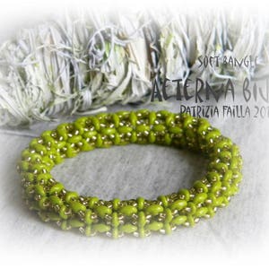 Könnte beinhalten: Ein grünes und goldenes Perlenarmband mit dem Text "Soft Bangle Aeterna Bijoux Patrizia Failla 2014".