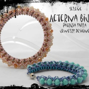 Può includere: Due braccialetti di perline, uno in tonalità pesca e rosa, l'altro in turchese e blu. I braccialetti sono realizzati con perline piccole e hanno un design delicato e intricato. Il testo "SELENE AETERNA BIJOUX PATRIZIA FAILLA JEWELRY DESIGNER" è visibile nell'angolo in alto a destra dell'immagine.