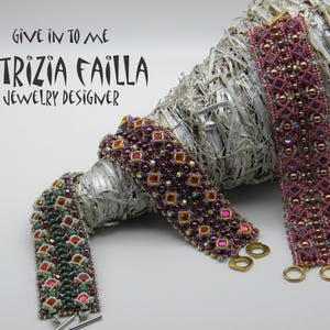 以下が含まれることがあります： 金色の留め具が付いたビーズブレスレットが3つ。ブレスレットは異なる色のビーズで作られており、幾何学模様が特徴です。背景には「Give in to me Patrizia Failla Jewelry Designer」というテキストが表示されています。