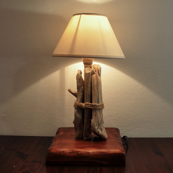 Lampada fatta a mano con legni di mare