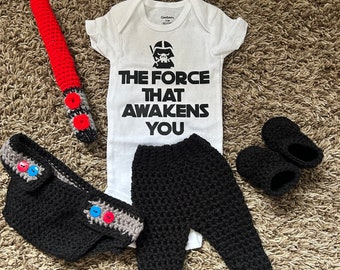 Darth Vader Baby-Outfit („The Force that Awakens You“-Onsie, Windelhülle, Hose, Midi-Lichtschwert, Stiefeletten)