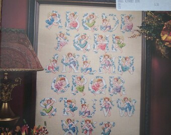 1996 vintage Victoriaanse engel alfabet sampler geteld kruissteek patroon boekje Leisure Arts OOP
