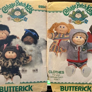 Könnte beinhalten: Zwei Vintage-Butterick-Schnittmuster für Cabbage Patch Kids-Kleidung. Ein Muster zeigt Puppen in Pelzmänteln, das andere Puppen in einem gestreiften Hemd, einem grauen Kapuzenpullover und einem roten Outfit. Die Muster sind mit dem Cabbage Patch Kids-Logo versehen.