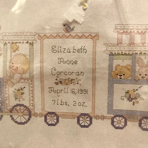 1991 Vintage JCA Baby Collection Babyville Express Trein Geboorteakte Sampler Geteld Cross Stitch OOP 04402
