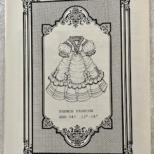 Puede incluir: Ilustración de un vestido de muñeca "French Fashion" de "Easy Sew Designs". El vestido presenta mangas abullonadas, una falda con volantes y lazos decorativos. El patrón es para muñecas de 33-36 cm. La imagen está enmarcada con un borde ornamentado.