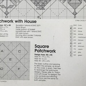 Op de afbeelding: Een vintage kruissteekpatroonvel met twee ontwerpen: "Patchwork with House" en "Square Patchwork". De vel bevat ontwerpgebieden, Aida-stofmaten in inches, DMC-kleurcodes en stikinstructies. De tekst "&copy;1986 CROSS 'N PATCH" is zichtbaar.