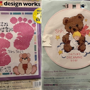 2 Aankondiging geboortekaartje baby's geteld borduurpakketten voor beginners Afmetingen Dreaming and Design Works Voetafdrukken baby