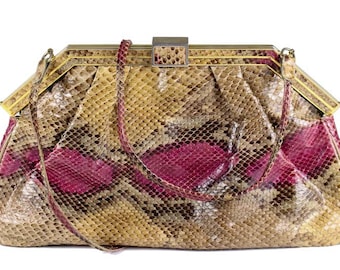 Könnte beinhalten: Eine Vintage-Clutch aus Schlangenleder mit goldfarbenem Verschluss und einem rosa-braunen Muster.
