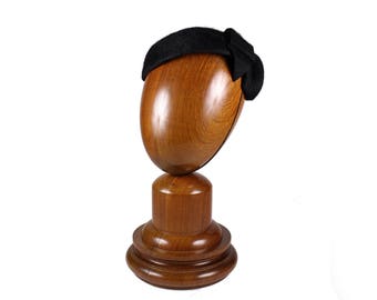 Vintage noir chapeau en feutre avec une épingle à chapeau perles