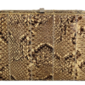 Peut inclure: Une pochette en cuir de serpent brun et beige avec un cadre et un fermoir en métal doré.