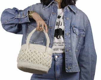 Torebka z białej rafii w stylu vintage