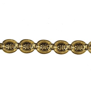 Puede incluir: Un brazalete dorado con un dise&ntilde;o de cadena de eslabones con eslabones ovalados con un patr&oacute;n decorativo.