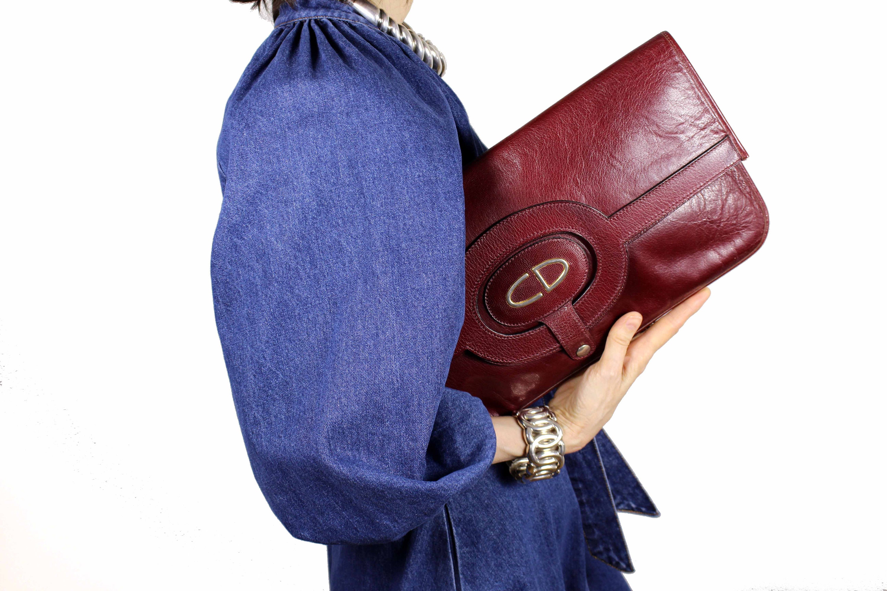Brown crocodile skin handbag with flap and decorative clasp – Vintage Carwen