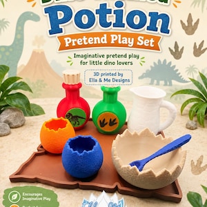 Könnte beinhalten: Ein Dino Themed Potion Pretend Play Set bestehend aus einem braunen Tablett, zwei runden Flaschen mit Korken, einem weißen Krug, zwei kleinen eiförmigen Schalen in Orange und Blau sowie einer großen beigen Schale mit blauem Löffel.