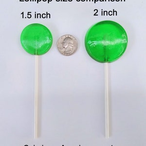 Puede incluir: Dos piruletas verdes en palos blancos, una al lado de la otra, con una moneda de veinticinco centavos de d&oacute;lar estadounidense para comparar el tama&ntilde;o. La piruleta de la izquierda tiene un di&aacute;metro de 1,5 pulgadas, y la piruleta de la derecha tiene un di&aacute;metro de 2 pulgadas. El texto "Comparaci&oacute;n del tama&ntilde;o de las piruletas" est&aacute; en la parte superior de la imagen, y el texto "La moneda es una moneda de veinticinco centavos de d&oacute;lar estadounidense" est&aacute; en la parte inferior de la imagen.