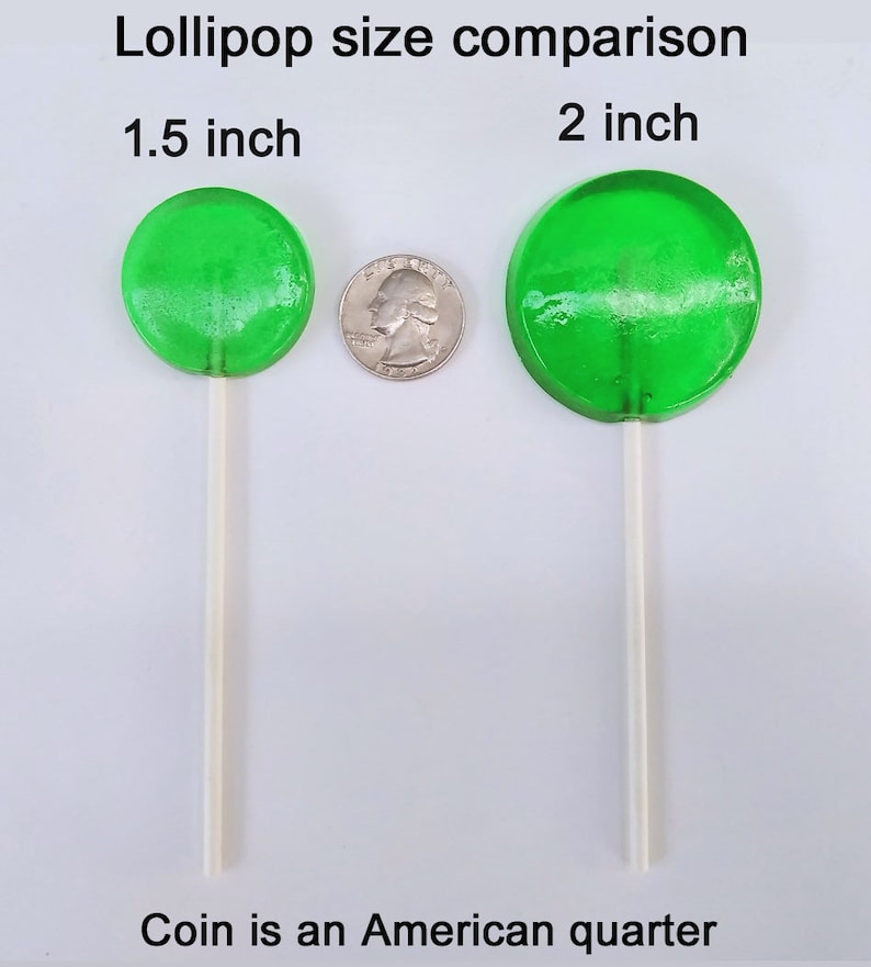 Puede incluir: Dos piruletas verdes en palos blancos, una al lado de la otra, con una moneda de veinticinco centavos de d&oacute;lar estadounidense para comparar el tama&ntilde;o. La piruleta de la izquierda tiene un di&aacute;metro de 1,5 pulgadas, y la piruleta de la derecha tiene un di&aacute;metro de 2 pulgadas. El texto "Comparaci&oacute;n del tama&ntilde;o de las piruletas" est&aacute; en la parte superior de la imagen, y el texto "La moneda es una moneda de veinticinco centavos de d&oacute;lar estadounidense" est&aacute; en la parte inferior de la imagen.