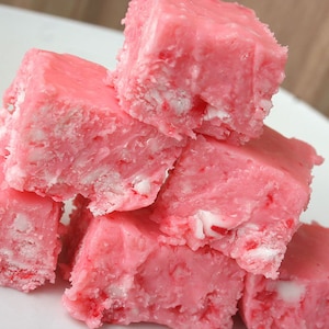 Fudge de bastón de caramelo rosa - 1/2 libra (alrededor de 9 piezas), Fudge de Navidad, Fudge de vacaciones, Día de San Valentín, Dulces de Navidad, Chocolate de Navidad