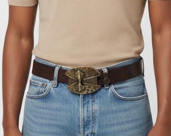 Cinturón vintage brutalista con hebilla de latón: un detalle llamativo de cuero marrón hecho a mano