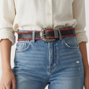 Cinturón de piel de serpiente auténtica con relieve: piel exótica negra y roja, hebilla plateada con diseño floral.