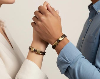Pulsera Manos Entrelazadas – Joyería para Parejas en Cuero Marrón y Latón