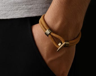 Pulsera de cuero bronceado personalizada para hombre, cierre de latón rústico.