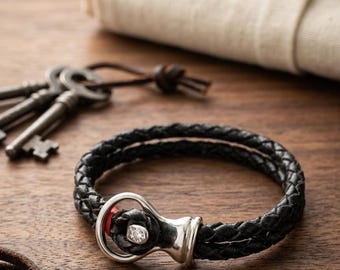 Pulsera de cuero trenzado hecha a mano para hombre: pulsera náutica de cordón negro con cierre de grillete de acero inoxidable.