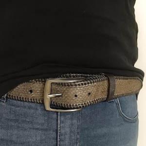 Ręcznie robiony pasek ze skóry wężowej: ciemnoszary z czarnym wykończeniem, unisexowy styl boho