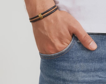 Pulsera de cuero hecha a mano para hombre: cierre minimalista de latón.