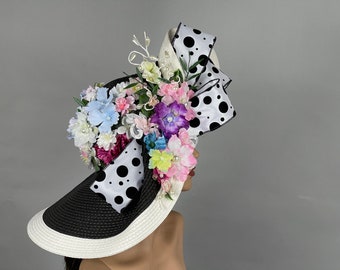 REA Svart & Vit Kentucky Derby Hatt: Blommig Tea Party Hat med Bred Brätte