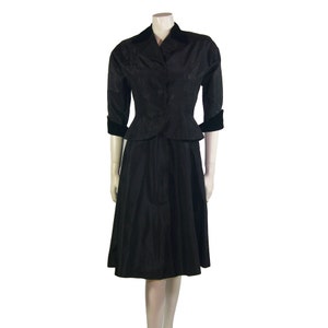 Taffeta Vintage schwarz Cocktailkleid / Jacke Anzug mit samt Trim 1950er Jahre von R&K Original