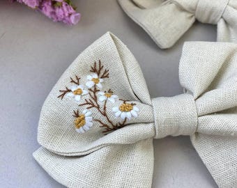 ハンドメイドの花柄生地ヘアリボン ペア - 花刺繍入りリボンバレッタ 
